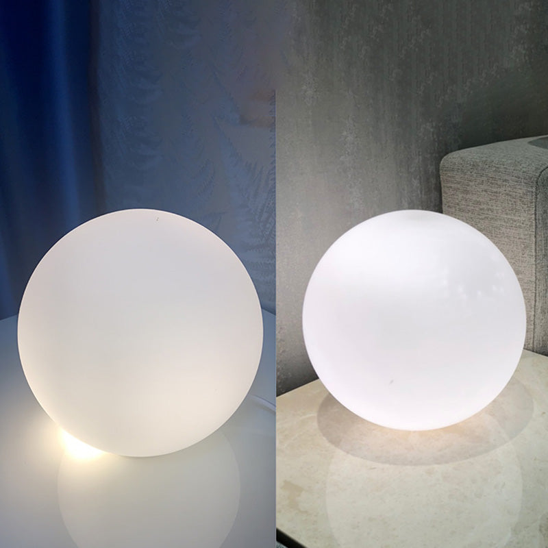 1-Kopf-Wohnzimmertischlampe nordisches Nachttischlicht mit kugelförmiger weißer Glasschatten