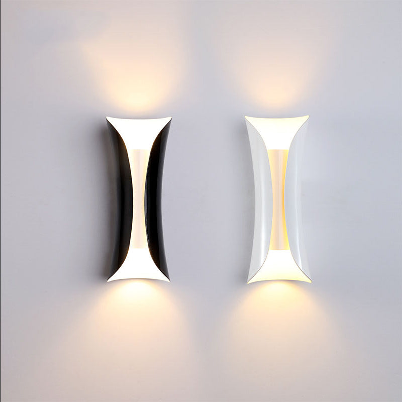 Lampada montata a parete curva Postmoderna semplicità lampada da monte in metallo per soggiorno