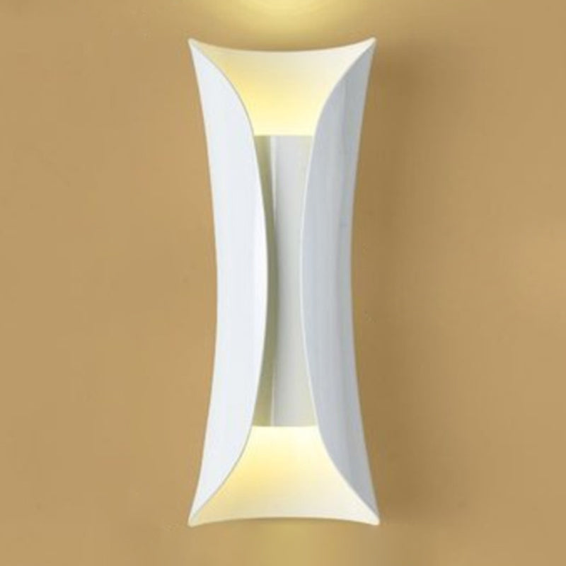 Lampada montata a parete curva Postmoderna semplicità lampada da monte in metallo per soggiorno