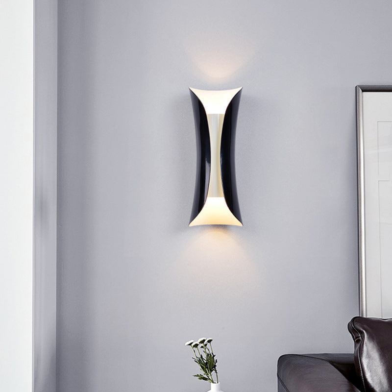 Lampada montata a parete curva Postmoderna semplicità lampada da monte in metallo per soggiorno