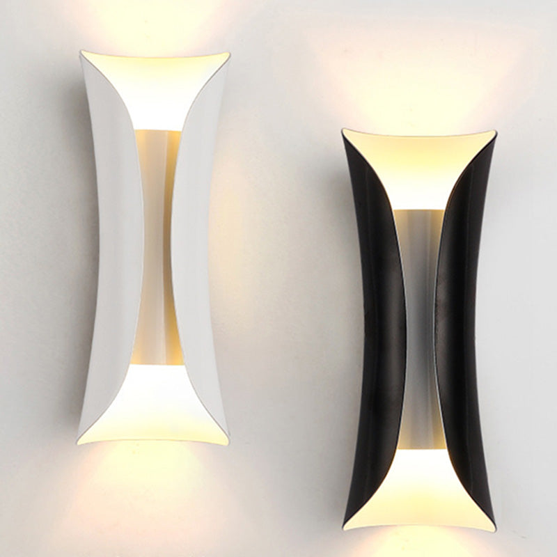 Lampada montata a parete curva Postmoderna semplicità lampada da monte in metallo per soggiorno