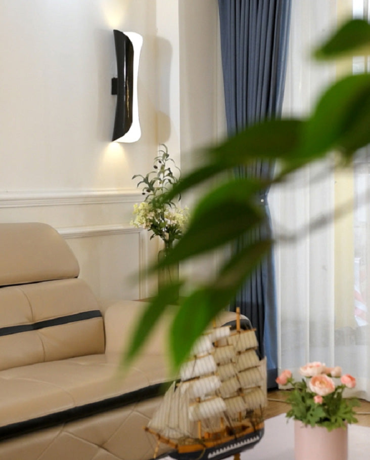 Lampada montata a parete curva Postmoderna semplicità lampada da monte in metallo per soggiorno