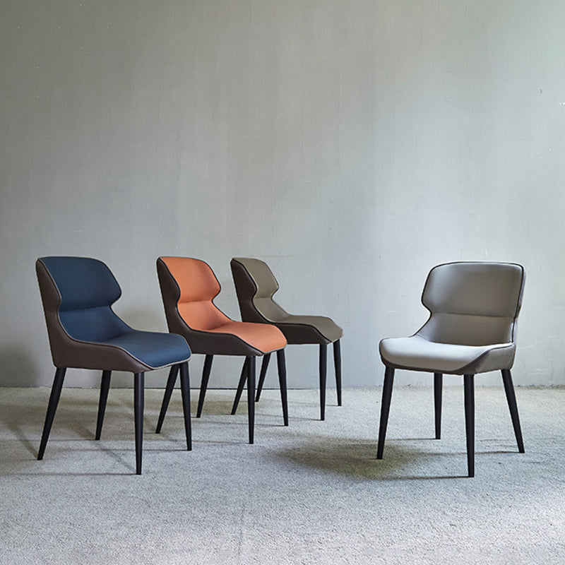 Chaise de salle à manger de style scandinave en métal.