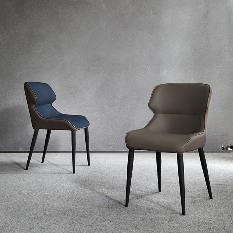 Chaise de salle à manger de style scandinave en métal.