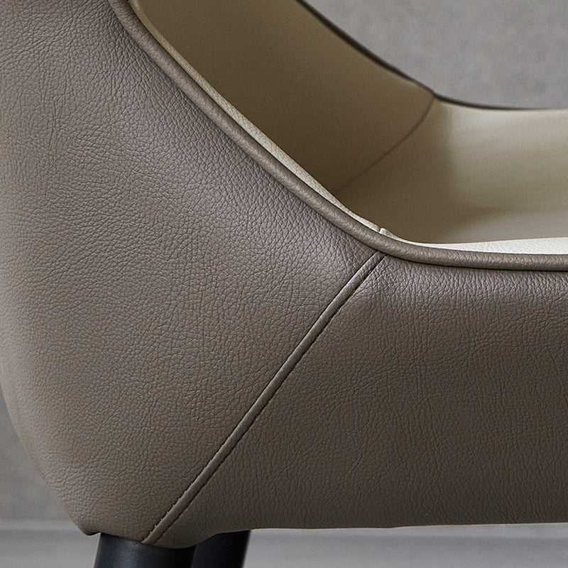 Chaise de salle à manger de style scandinave en métal.