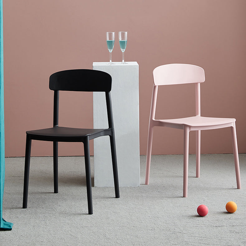 Zeitgenössischer Heimseitenstuhl offener Plastikstapel Esszimmer Stuhl