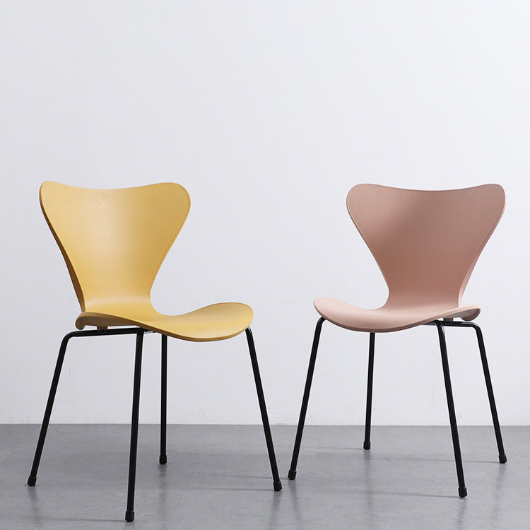 Sillas laterales sin brazos modernas con 4 patas de acabado negro sillas sólidas de plástico para uso doméstico