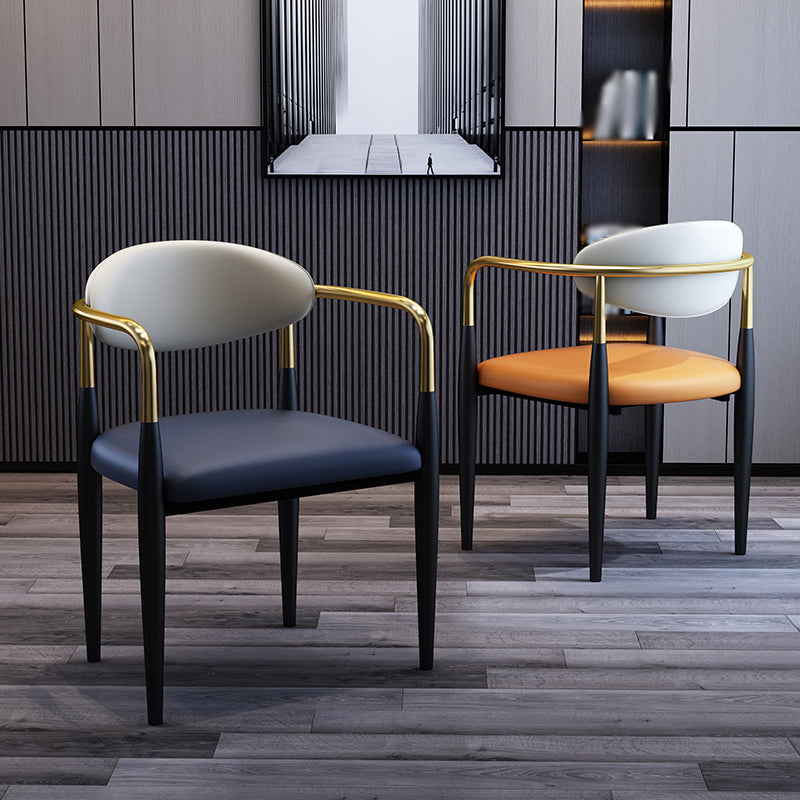 Scandinavische stijl Open Back Eetstoel Zwarte afwerking Blackafwerking Metalen Gekoppelde zijstoel voor thuisgebruik