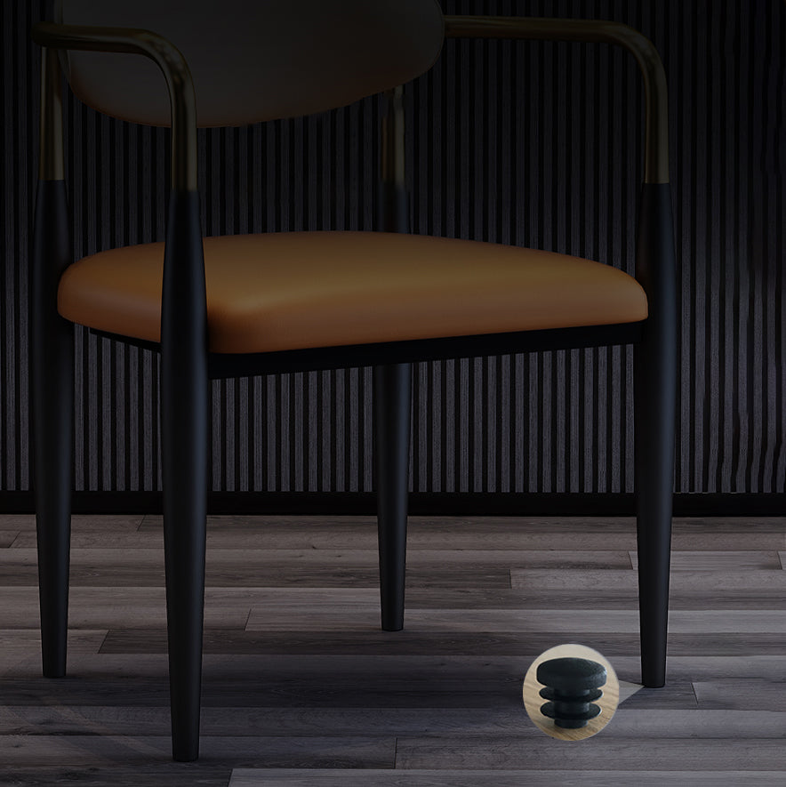 Sedia da pranzo aperta in stile scandinavo. Sedia laterale imbottita in metallo nero per uso domestico