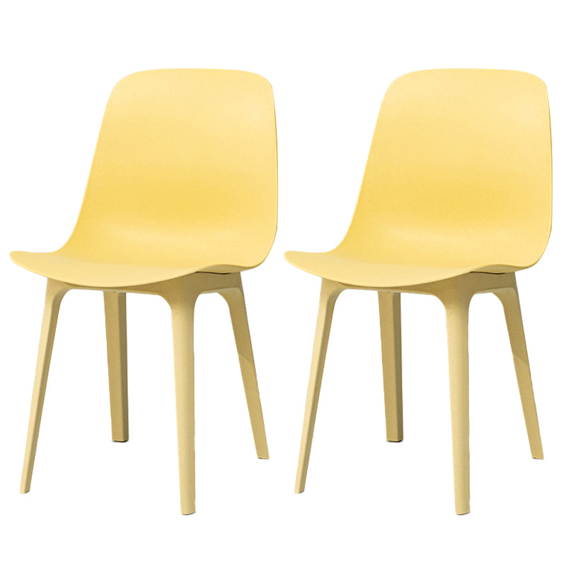 Sedia da pranzo in plastica in plastica in stile contemporaneo.