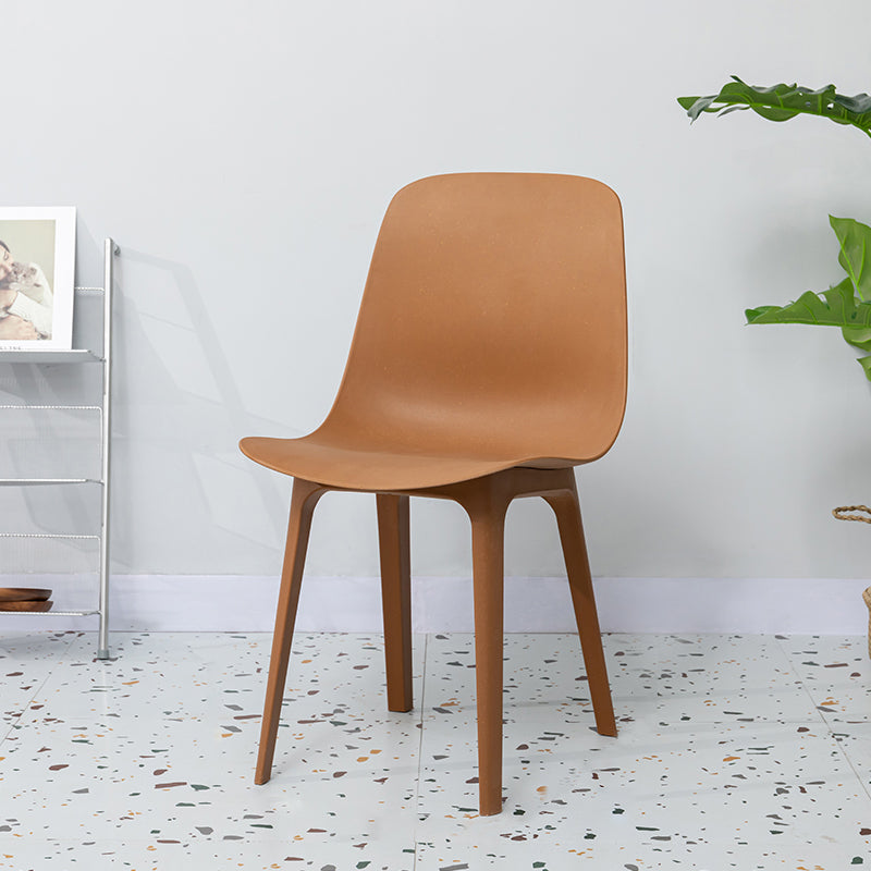 Sedia da pranzo in plastica in plastica in stile contemporaneo.