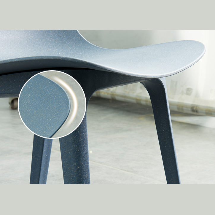 Sedia da pranzo in plastica in plastica in stile contemporaneo.