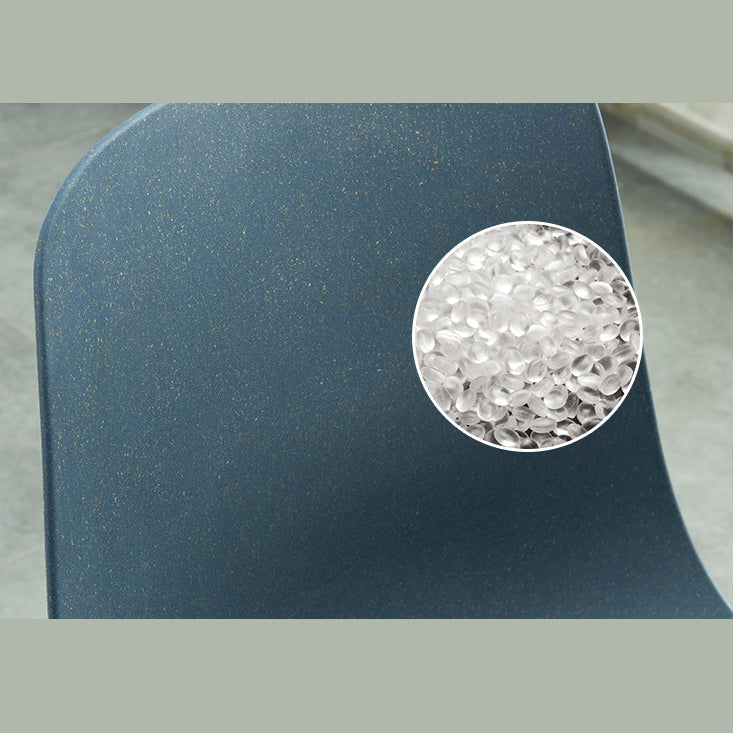 Sedia da pranzo in plastica in plastica in stile contemporaneo.