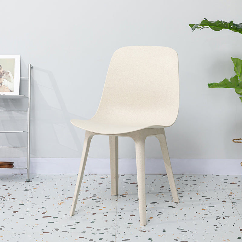 Sedia da pranzo in plastica in plastica in stile contemporaneo.