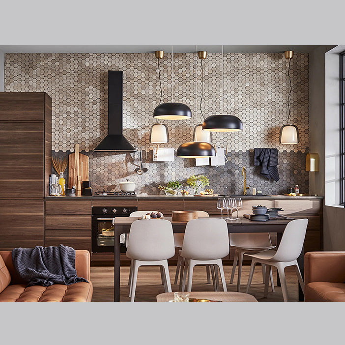 Sedia da pranzo in plastica in plastica in stile contemporaneo.