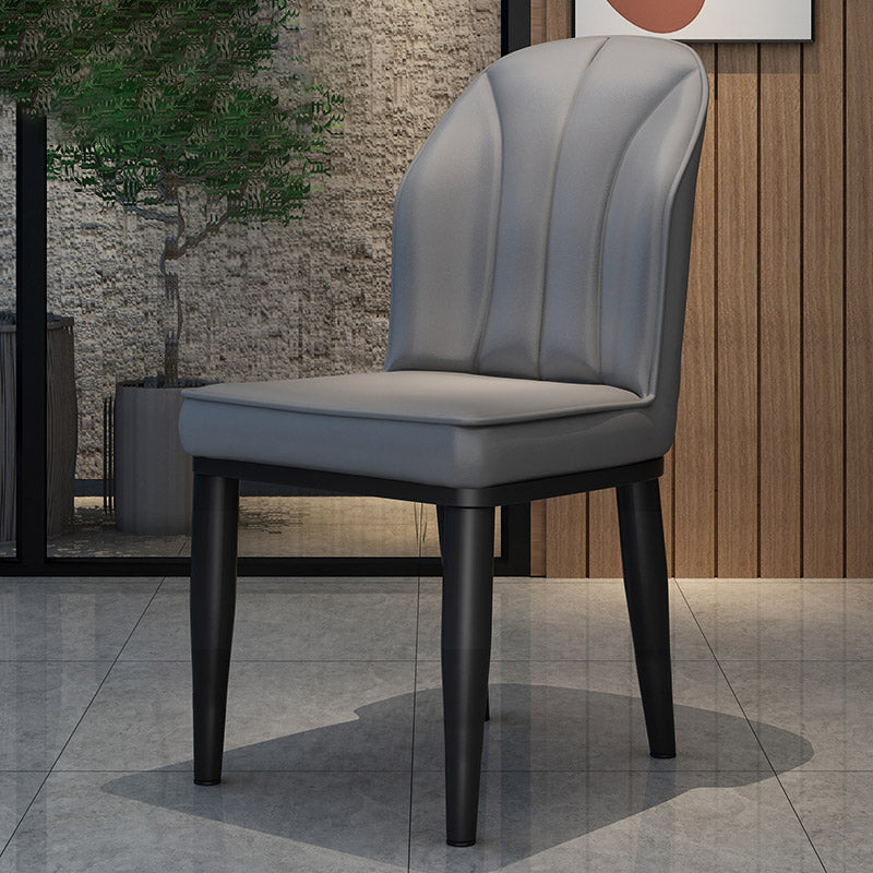 La salle à manger contemporaine en métal préside les chaises latérales à oreilles de finition métallique