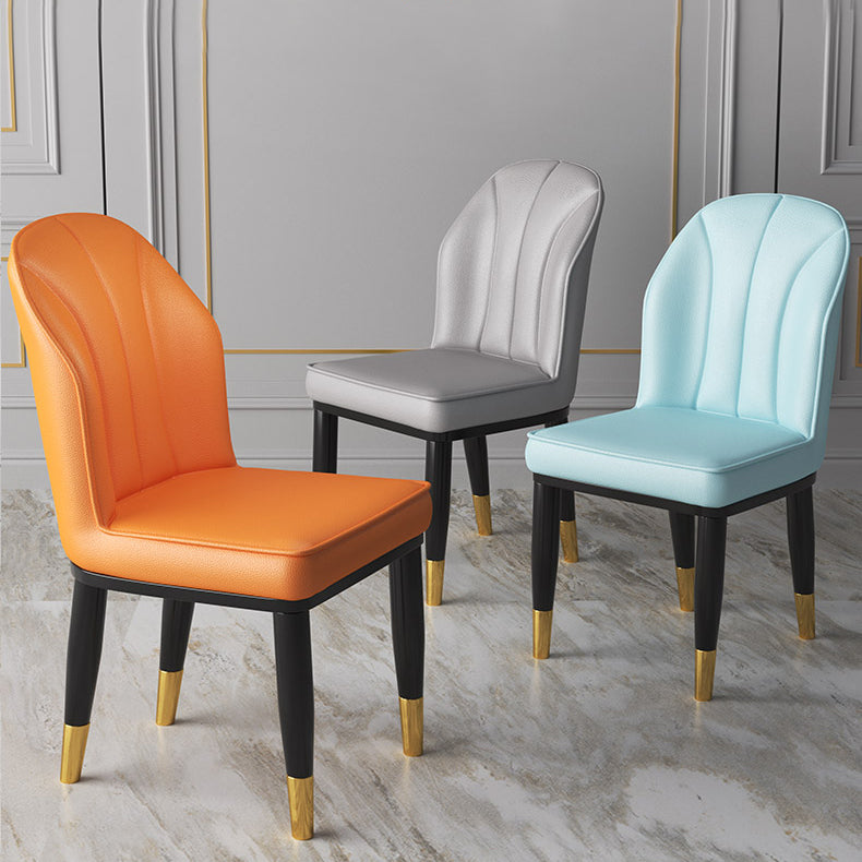 La salle à manger contemporaine en métal préside les chaises latérales à oreilles de finition métallique