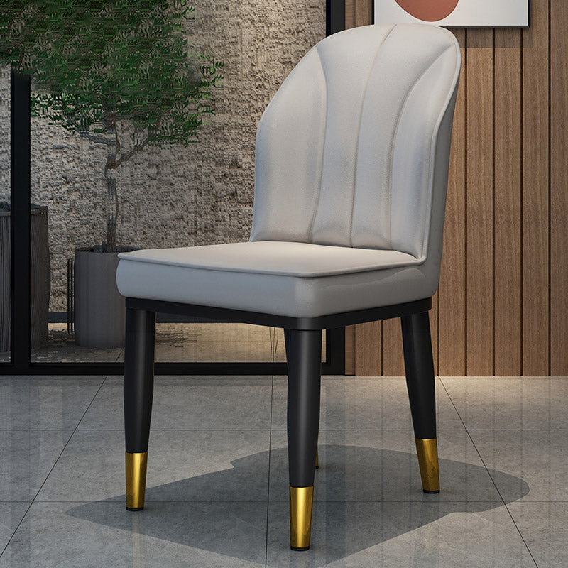 La salle à manger contemporaine en métal préside les chaises latérales à oreilles de finition métallique