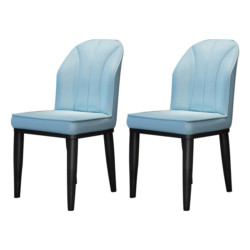 La salle à manger contemporaine en métal préside les chaises latérales à oreilles de finition métallique