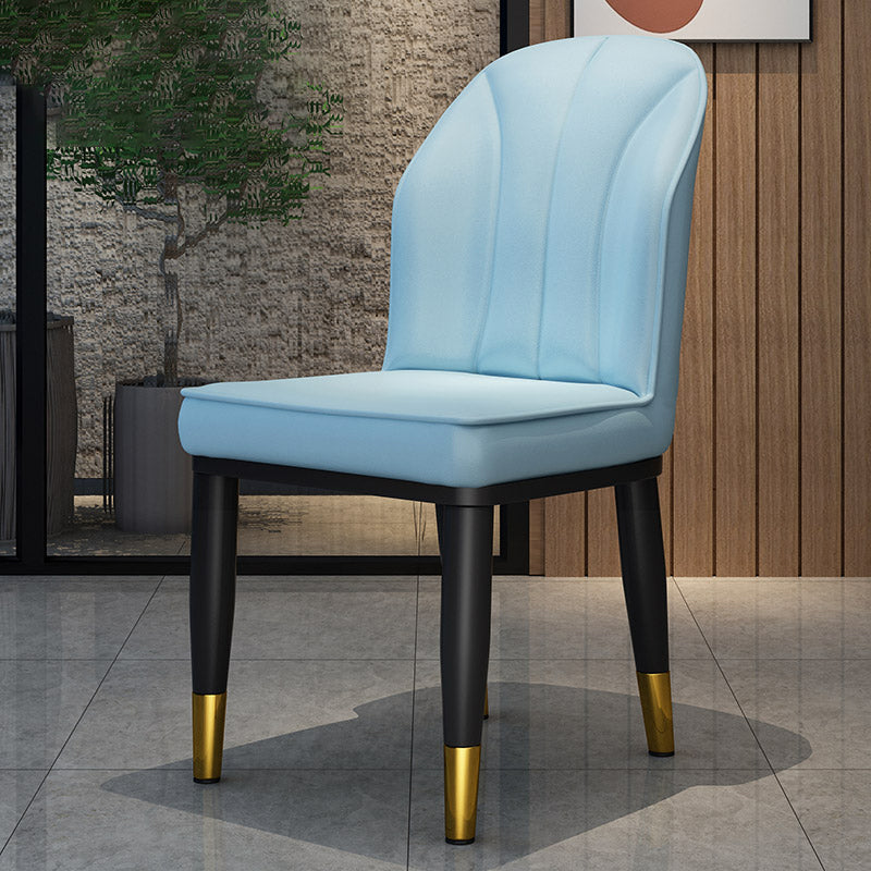 La salle à manger contemporaine en métal préside les chaises latérales à oreilles de finition métallique