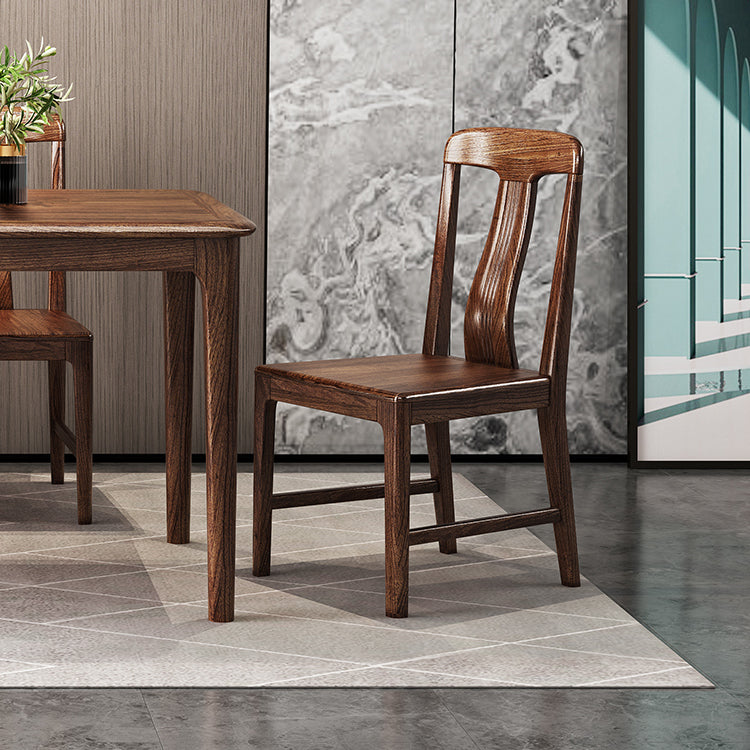 Ensemble de restauration en bois massif de style traditionnel avec table de noyer et base de 4 jambes pour un usage domestique