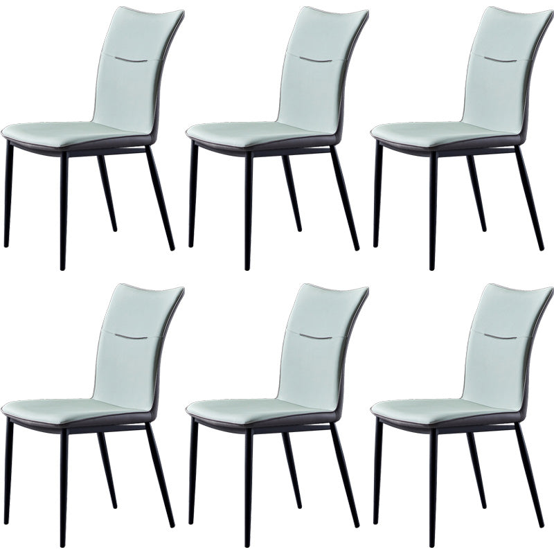 Chaise latéral de maison Scandinave Metal Solid Back 17.7 '' Chaise de restauration de large avec des jambes noires