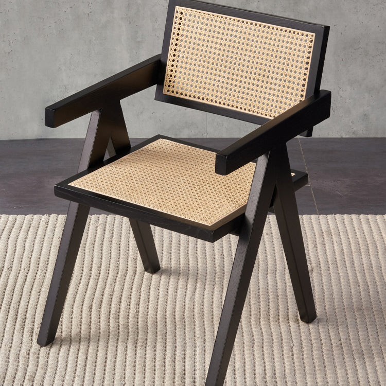 Silla de comedor tradicional de madera maciza con acabado mate, respaldo de caña, sillas con brazo
