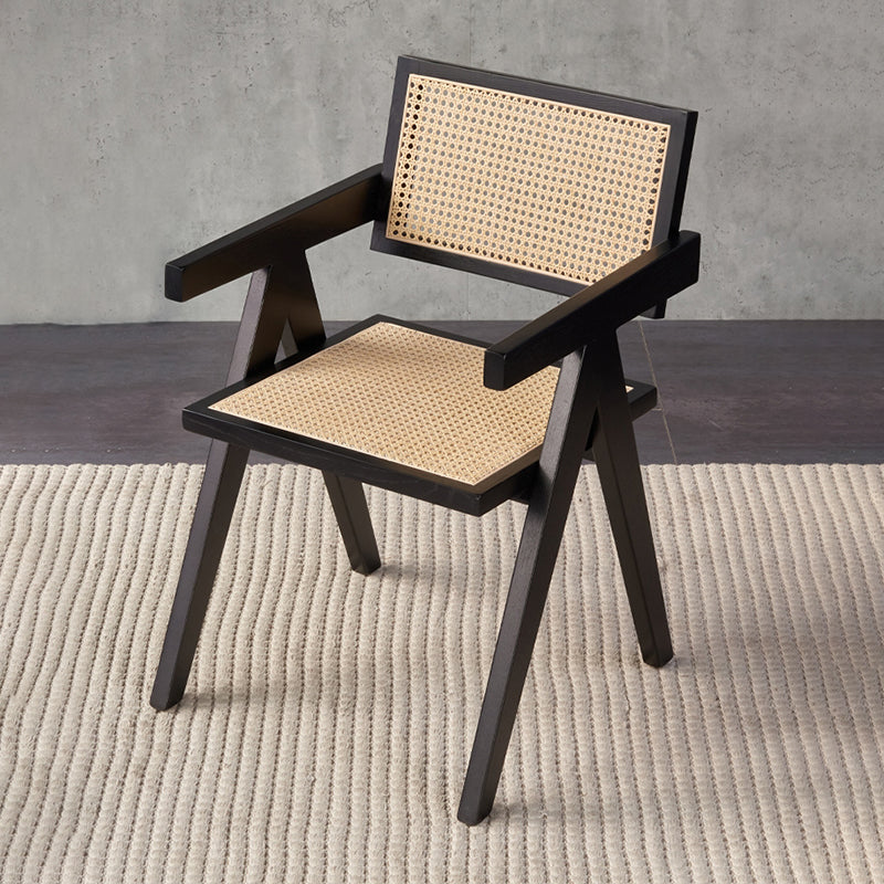 Silla de comedor tradicional de madera maciza con acabado mate, respaldo de caña, sillas con brazo