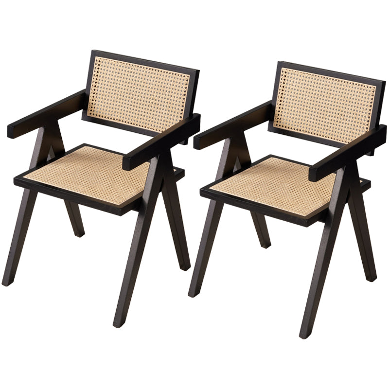 Silla de comedor tradicional de madera maciza con acabado mate, respaldo de caña, sillas con brazo