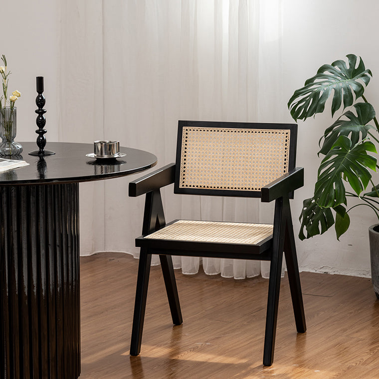 Silla de comedor tradicional de madera maciza con acabado mate, respaldo de caña, sillas con brazo