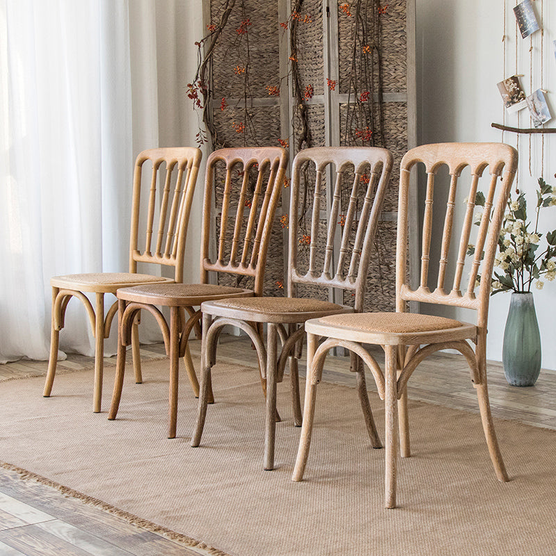 La salle à manger traditionnelle en bois massif préside les chaises à dossier à lamelles de finition mate