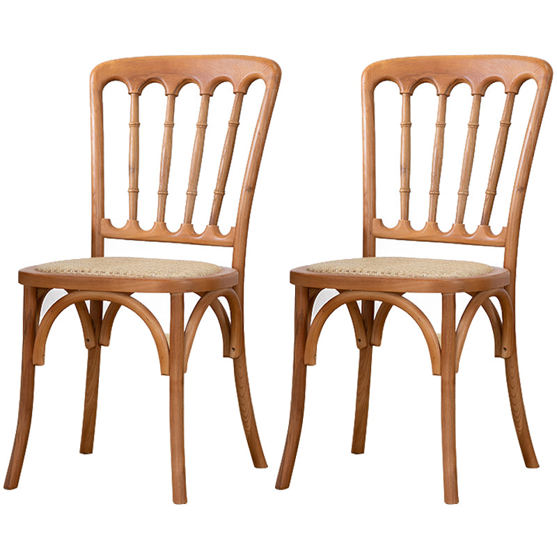 La salle à manger traditionnelle en bois massif préside les chaises à dossier à lamelles de finition mate