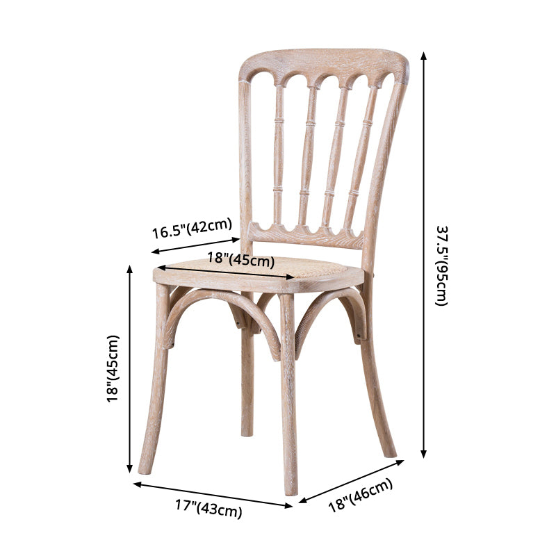 La salle à manger traditionnelle en bois massif préside les chaises à dossier à lamelles de finition mate