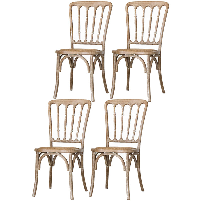 La salle à manger traditionnelle en bois massif préside les chaises à dossier à lamelles de finition mate
