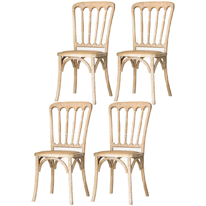 La salle à manger traditionnelle en bois massif préside les chaises à dossier à lamelles de finition mate