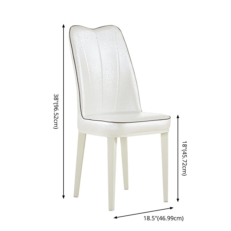 Esszimmer, das zeitgemäß mit temperiertem Glas Esstisch und Kissenstühlen setzt