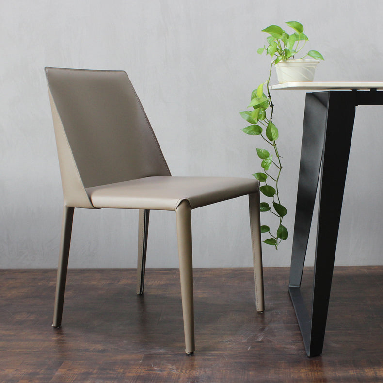 Chaise contemporaine à dossier solide, chaise en cuir de 18 pouces de large avec 4 pieds en métal pour la maison