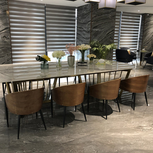 Ensemble de salle à manger en pierre fritrée moderne avec table rectangle et jeux de restauration de jambes dorées