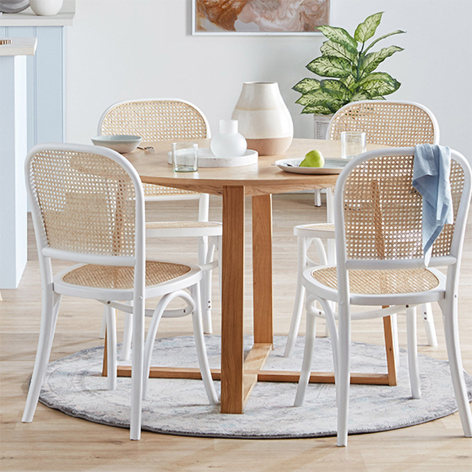 Cuisine contemporaine ouvrant le dossier de la chaise d'appoint de salle à manger en bois massif