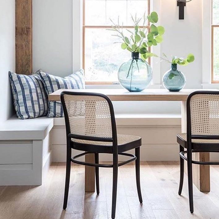 Cuisine contemporaine ouvrant le dossier de la chaise d'appoint de salle à manger en bois massif
