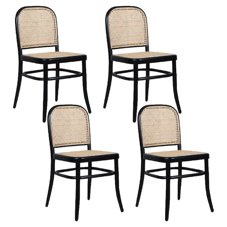 Cuisine contemporaine ouvrant le dossier de la chaise d'appoint de salle à manger en bois massif