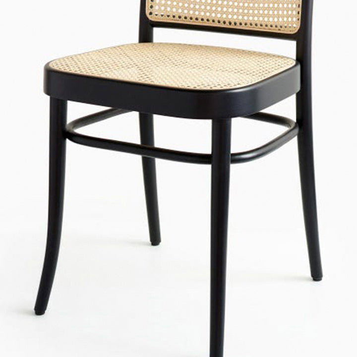 Cuisine contemporaine ouvrant le dossier de la chaise d'appoint de salle à manger en bois massif