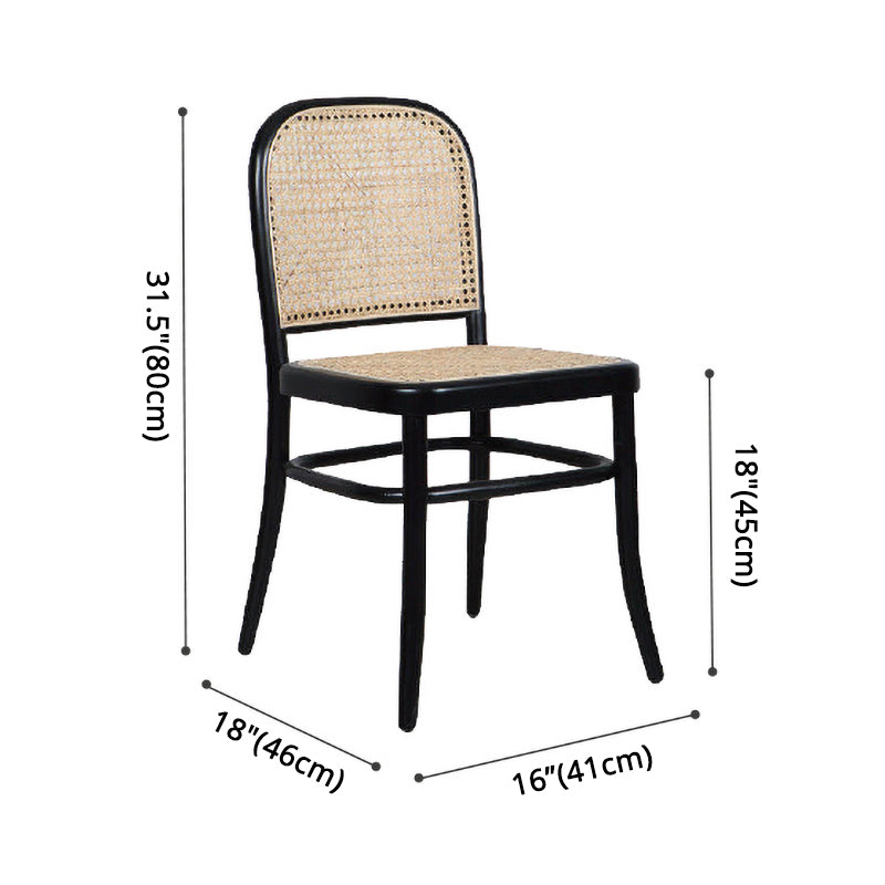 Cuisine contemporaine ouvrant le dossier de la chaise d'appoint de salle à manger en bois massif