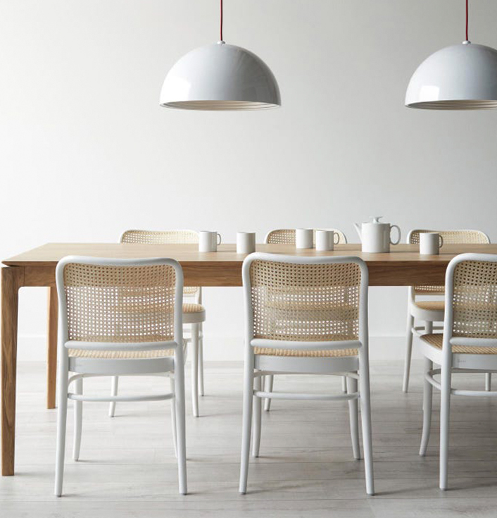 Cuisine contemporaine ouvrant le dossier de la chaise d'appoint de salle à manger en bois massif
