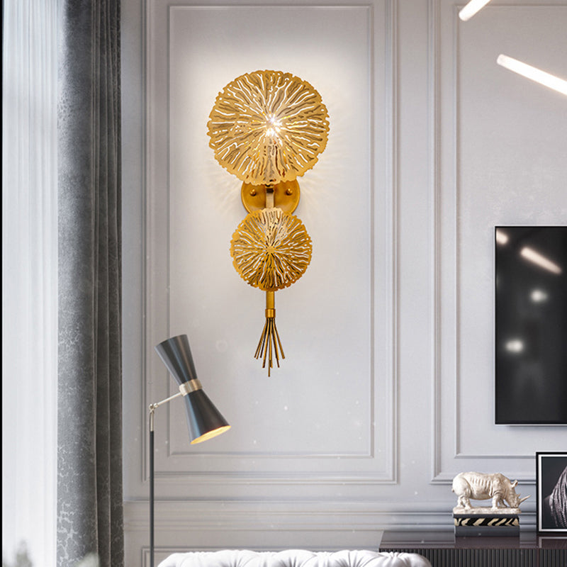 Luz de pared de forma de loto dorado en la lámpara de pared de hierro electroplacado de estilo creativo moderno para espacios interiores