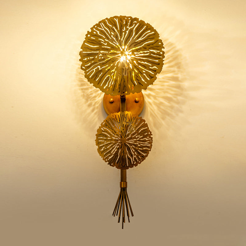Luz de pared de forma de loto dorado en la lámpara de pared de hierro electroplacado de estilo creativo moderno para espacios interiores