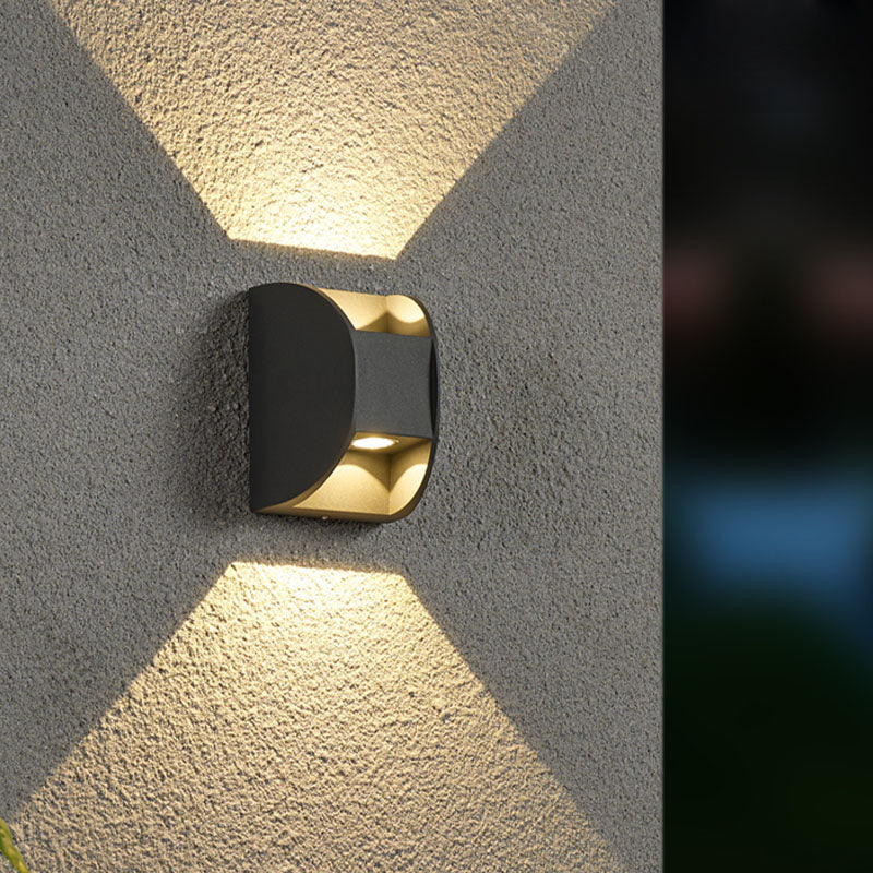 Prononi murali minimalisti contemporanei su e giù per il corridoio del portico