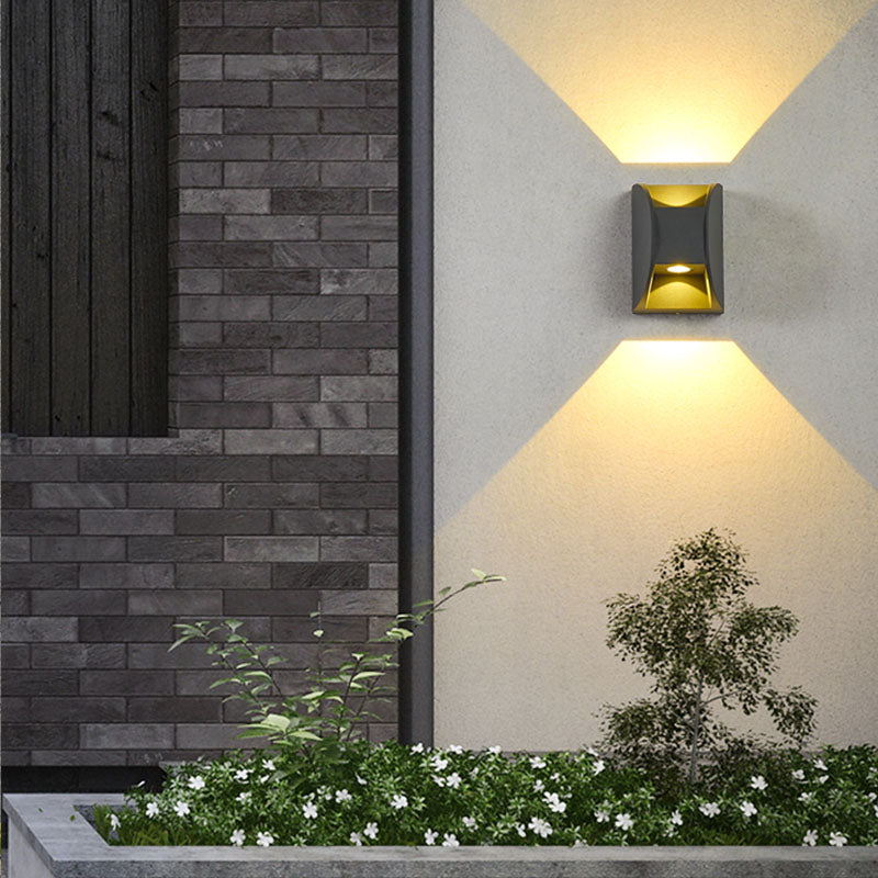 Prononi murali minimalisti contemporanei su e giù per il corridoio del portico