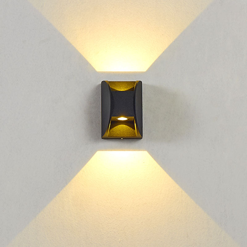 Prononi murali minimalisti contemporanei su e giù per il corridoio del portico