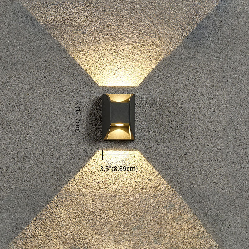 Prononi murali minimalisti contemporanei su e giù per il corridoio del portico